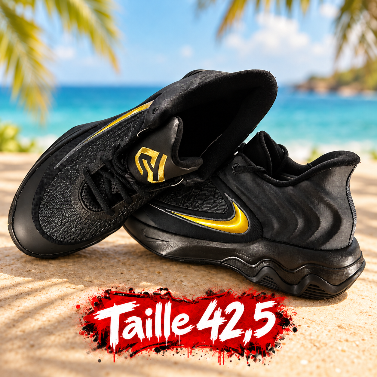 Baskets noires dorées sur plage tropicale